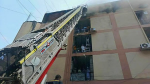 গুলিস্তানের সুন্দরবন স্কয়ার মার্কেটে আগুন, নিয়ন্ত্রণে কাজ করছে ১১ ইউনিট
