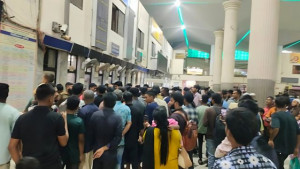 কক্সবাজারগামী প্রবাল এক্সপ্রেস বাতিল, চট্টগ্রাম রেল স্টেশনে যাত্রীদের বিক্ষোভ ও ভাঙচুর