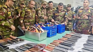 নিউ মার্কেটে সেনাবাহিনীর অভিযান, উদ্ধার ১১০০ ধারালো অস্ত্র