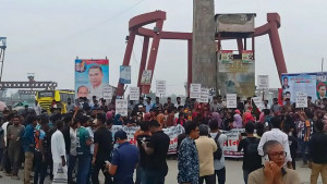 ডিপিপি অনুমোদনের দাবিতে ঢাকা-উত্তরবঙ্গ মহাসড়ক অবরোধ শিক্ষার্থীদের