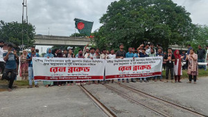 রবীন্দ্র বিশ্ববিদ্যালয়ের স্থায়ী ক্যাম্পাস দাবিতে রেল অবরোধ