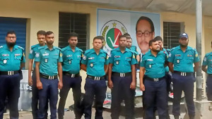 কাকরাইলে জাতীয় পার্টি কার্যালয়ের সামনে পুলিশ মোতায়েন