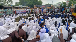 স্থায়ী ক্যাম্পাসের দাবিতে উত্তাল রবীন্দ্র বিশ্ববিদ্যালয়! মহাসড়ক অবরোধ করে ছাত্রদের বিক্ষোভ