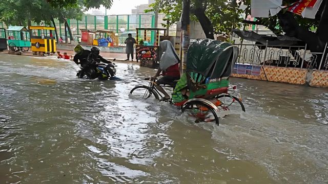 রাজধানীতে জলাবদ্ধতা: নাগরিক অসচেতনতার দুষ্টচক্রেই ফিরছে দুর্ভোগ