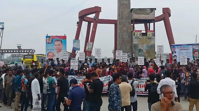 ডিপিপি অনুমোদনের দাবিতে ঢাকা-উত্তরবঙ্গ মহাসড়ক অবরোধ শিক্ষার্থীদের