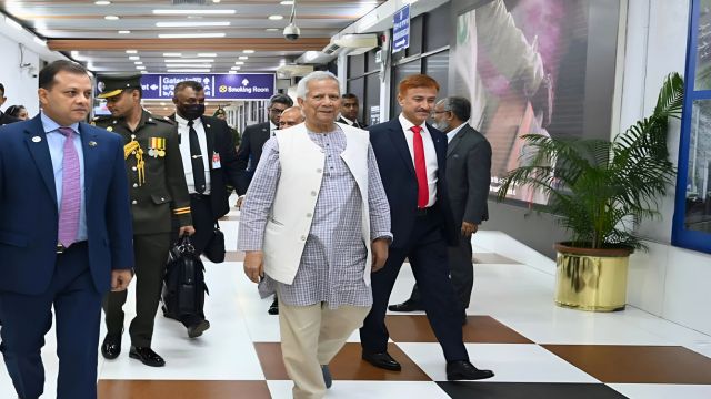 তিন দিনের মালয়েশিয়া সফর শেষে দেশে ফিরলেন প্রধান উপদেষ্টা মুহাম্মদ ইউনূস তিন দিনের মালয়েশিয়া সফর শেষে দেশে ফিরলেন প্রধান উপদেষ্টা মুহাম্মদ ইউনূস