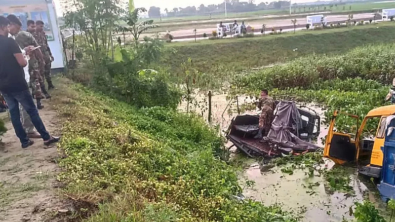 ট্রাকের ধাক্কায় উল্টে গেল সেনাবাহিনীর টহল গাড়ি, আহত ৮ সেনাসদস্য ট্রাকের ধাক্কায় উল্টে গেল সেনাবাহিনীর টহল গাড়ি, আহত ৮ সেনাসদস্য