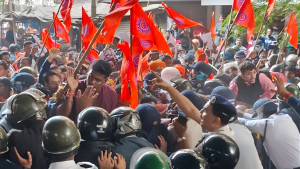 কলকাতায় হিন্দুত্ববাদীদের বিক্ষোভ, পুলিশের লাঠিচার্জ