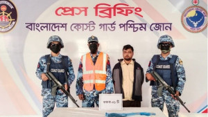 তক্ষকসহ এক পাচারকারী আটক