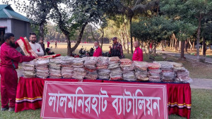 ২৭ লাখ টাকার ভারতীয় স্বর্ণ কাতান শাড়ি জব্দ করল বিজিবি