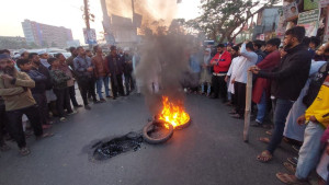 গুলিবিদ্ধ হাদি, প্রতিবাদে ঝালকাঠিতে সড়ক অবরোধ