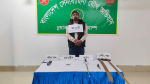 যৌথ অভিযানে বসতঘরে মিলল নানা অস্ত্র, আটক ১