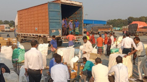 ফেলে যাওয়া ভারতীয় সেই ট্রাকে মিলল কয়েক কোটি টাকার পণ্য