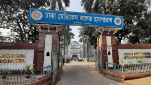 ঢাকা মেডিকেলের পাশেই পড়ে ছিল নারীর মরদেহ