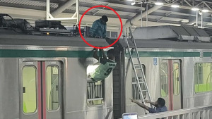 কীভাবে মেট্রোর ছাদে উঠেছিল সেই কিশোর