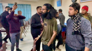 সাংবাদিকদের তালাবদ্ধের হুমকি দেওয়া সেই দুই নেতাকে অব্যাহতি