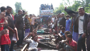 ৭ দফা দাবিতে ট্রেন আটকে রেলপথ অবরোধ