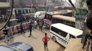 ফতেয়াবাদ সড়কে নিয়ন্ত্রণহীন মিনিবাস, বাড়ছে জনদুর্ভোগ