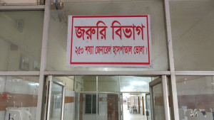 মায়ের কোল থেকে ছিটকে পড়ে শিশু নিহত