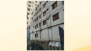 ময়মনসিংহে হেলে পড়েছে বহুতল ভবন