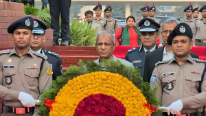 পুলিশ স্মৃতিস্তম্ভে স্বরাষ্ট্র উপদেষ্টা-আইজিপির শ্রদ্ধা