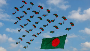 দেশের পতাকা হাতে প্যারাট্রুপিং করে বিশ্ব রেকর্ড বাংলাদেশের