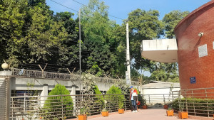 পূর্ণ কর্মদিবসেও আঞ্চলিক পাসপোর্ট অফিসে উঠেনি জাতীয় পতাকা