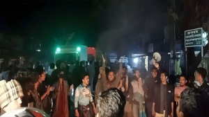 হাদির মৃত্যুর ঘটনায় ঝালকাঠিতে মহাসড়ক অবরোধ