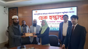 সড়ক দুর্ঘটনায় নিহত পাঁচ পরিবারকে ২৫ লাখ টাকার চেক হস্তান্তর