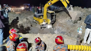 ১৮ ঘণ্টাও উদ্ধার হয়নি শিশুটি, সুড়ঙ্গ খোঁড়ার কাজ চলছে