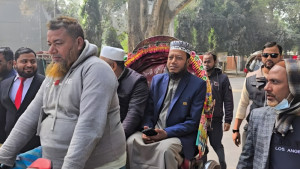 রিকশায় এসে মনোনয়ন কিনলেন আমির হামজা