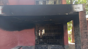 গভীর রাতে গ্রামীণ ব্যাংকে আগুন