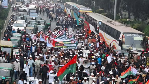 বিমানবন্দর অভিমুখে জনস্রোত, হেঁটেই যাচ্ছেন নেতাকর্মীরা