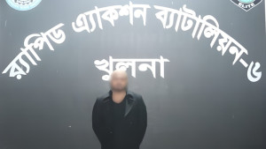 অস্ত্র হাতে পরীক্ষাকেন্দ্রে, যুবক গ্রেপ্তার