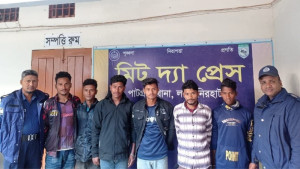 বালু উত্তোলনের দায়ে আটক ৫