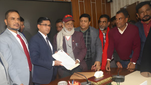 আঙুলের ছাপ দিয়ে খালেদা জিয়ার মনোনয়নপত্র জমা