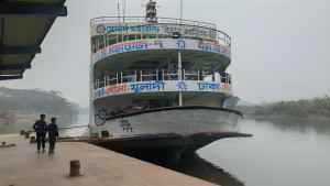 নোঙর করা জাহাজে যাত্রীবাহী লঞ্চের ধাক্কা