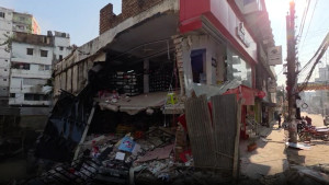 ফরিদপুরে ধসে পড়েছে দ্বিতল ভবন