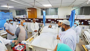 আহতদের অবস্থা জানতে বার্ন ইনস্টিটিউটে প্রধান উপদেষ্টা