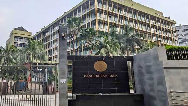 সমালোচনার ঝড়েই সিদ্ধান্ত বদল, বাংলাদেশ ব্যাংক তুলে নিল পোশাক নির্দেশনা