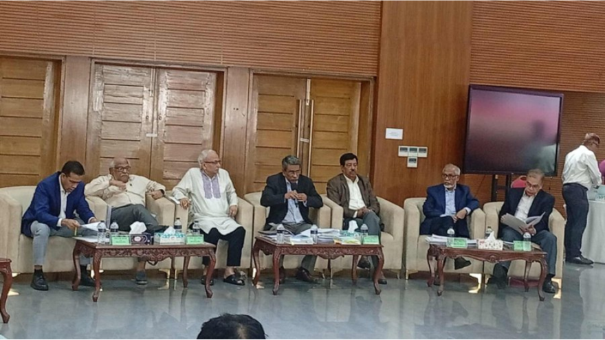 ঐকমত্যের খোঁজে ১৯ দিন! দ্বিতীয় ধাপে বৈঠকে ব্যস্ত কমিশন