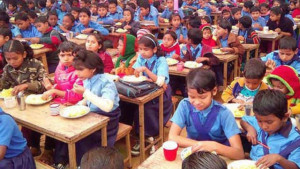 আগামী মাস থেকে দেশের প্রাথমিক বিদ্যালয়ে দুপুরের খাবার বিতরণ