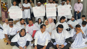 কাফনের কাপড় পরে এনবিআরে কর্মসূচি, চেয়ারম্যানের অপসারণ দাবি