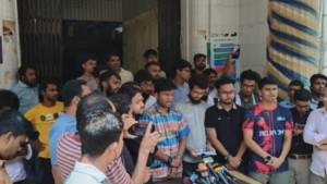 ঢামেক শিক্ষার্থীদের হল পরিদর্শনে স্বাস্থ্য উপদেষ্টাকে আল্টিমেটাম