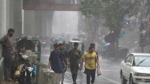 তাপদাহের পর ঢাকায় বৃষ্টির পরশ