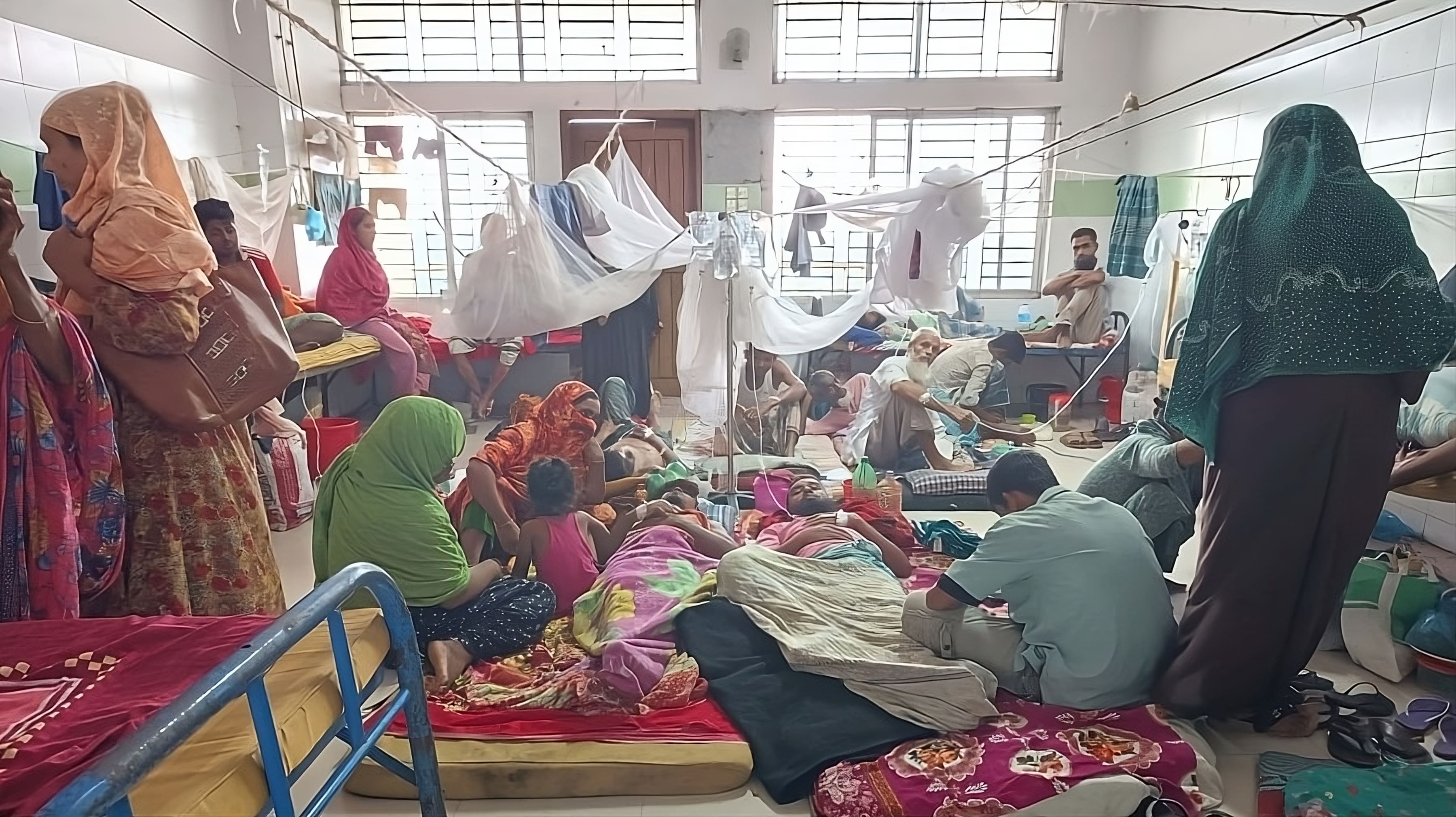 বরগুনায় ডেঙ্গু আক্রান্তের ঢল, হাসপাতালগুলোয় জায়গার সংকট বরগুনায় ডেঙ্গু আক্রান্তের ঢল, হাসপাতালগুলোয় জায়গার সংকট