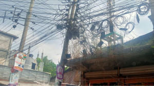 খুঁটিতে বৈদ্যুতিক তারের জঞ্জাল, ঝুঁকিতে বাসিন্দারা