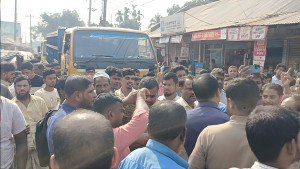 সার সংকট: মহাসড়ক অবরোধ করলেন ক্ষুব্ধ কৃষকরা