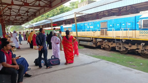 কোচ সংকটে চার আন্তঃনগর ট্রেন, ভোগান্তিতে যাত্রীরা