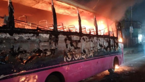 এবার গাজীপুরে দাঁড়িয়ে থাকা বাসে আগুন